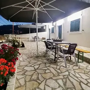 Dina's Himarë